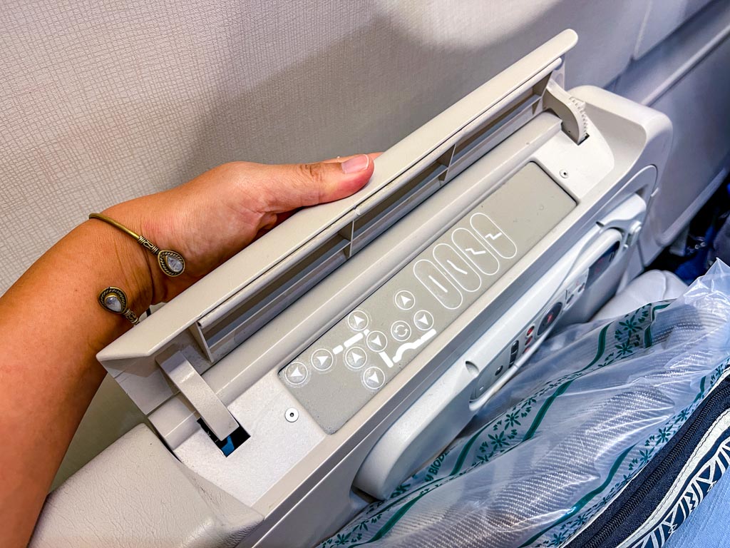 seat configuration business class Fiji Airways hong kong to Nadi Fiji - laugh travel eat