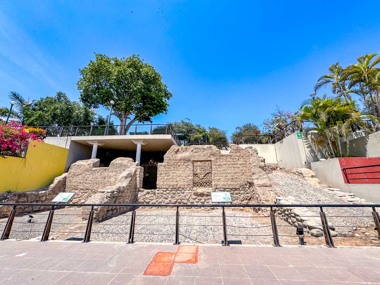 Muninet Parque La Muralla historic quarter Lima Peru - laugh travel eat