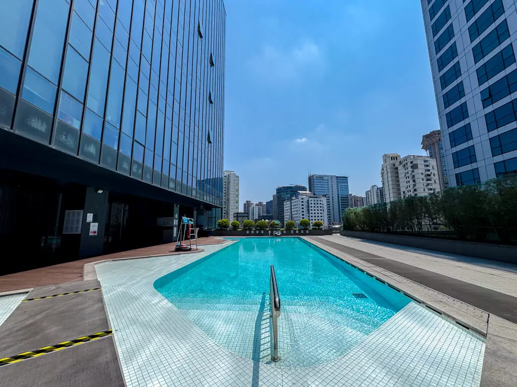 outdoor swimming pool presidential suite amara hotel shanghai china_ laugh travel eat