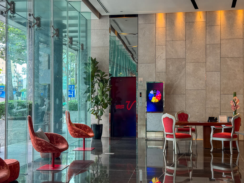 club v e gaming pullman saigon center Ho Chi Minh City Vietnam _ laugh travel eat