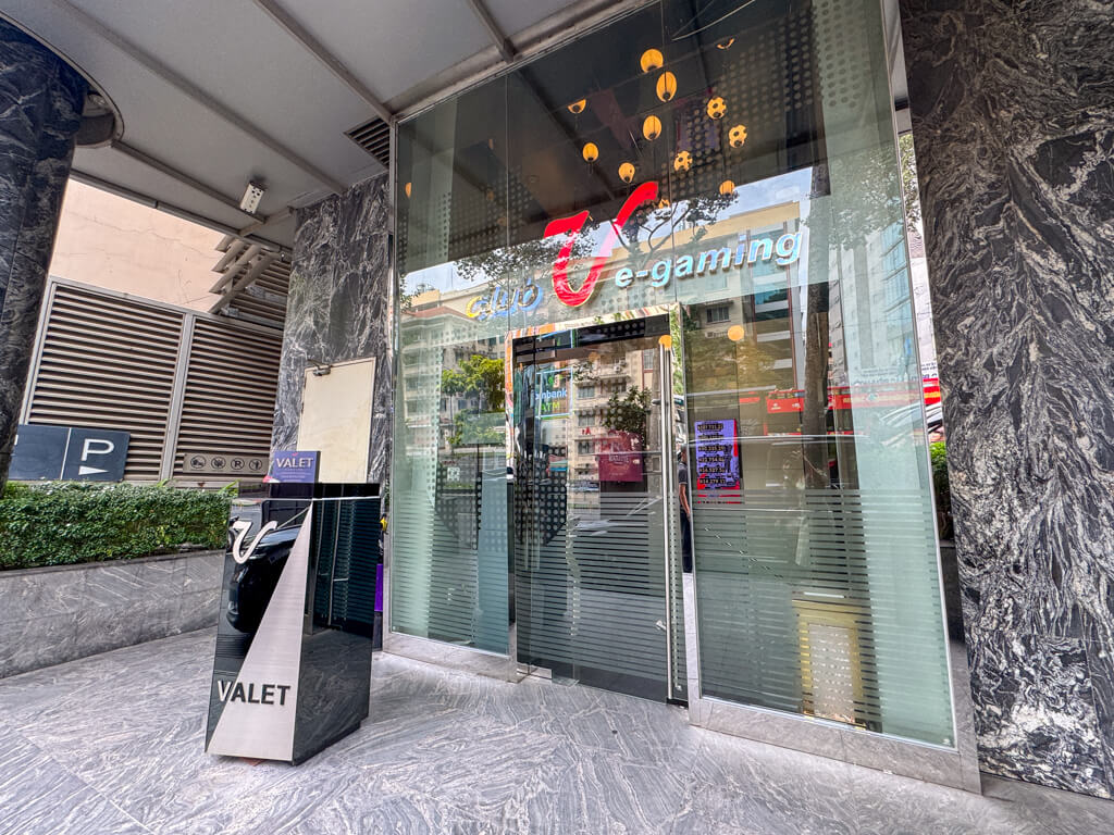 club v e gaming pullman saigon center Ho Chi Minh City Vietnam _ laugh travel eat