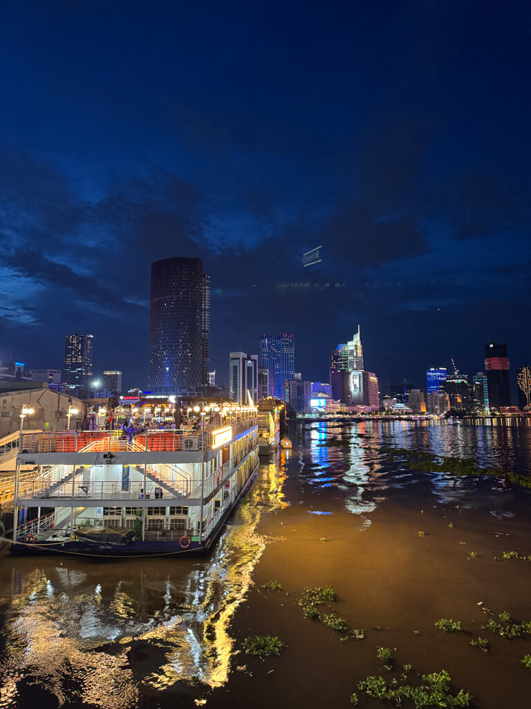 indochina quee dinner cruise Ho Chi Minh City Vietnam _ laugh travel eat-