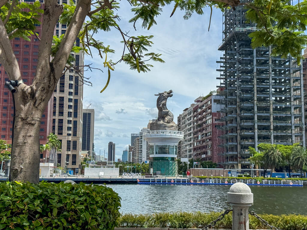Love River yancheng kaohsiung taiwan _ laughtraveleat