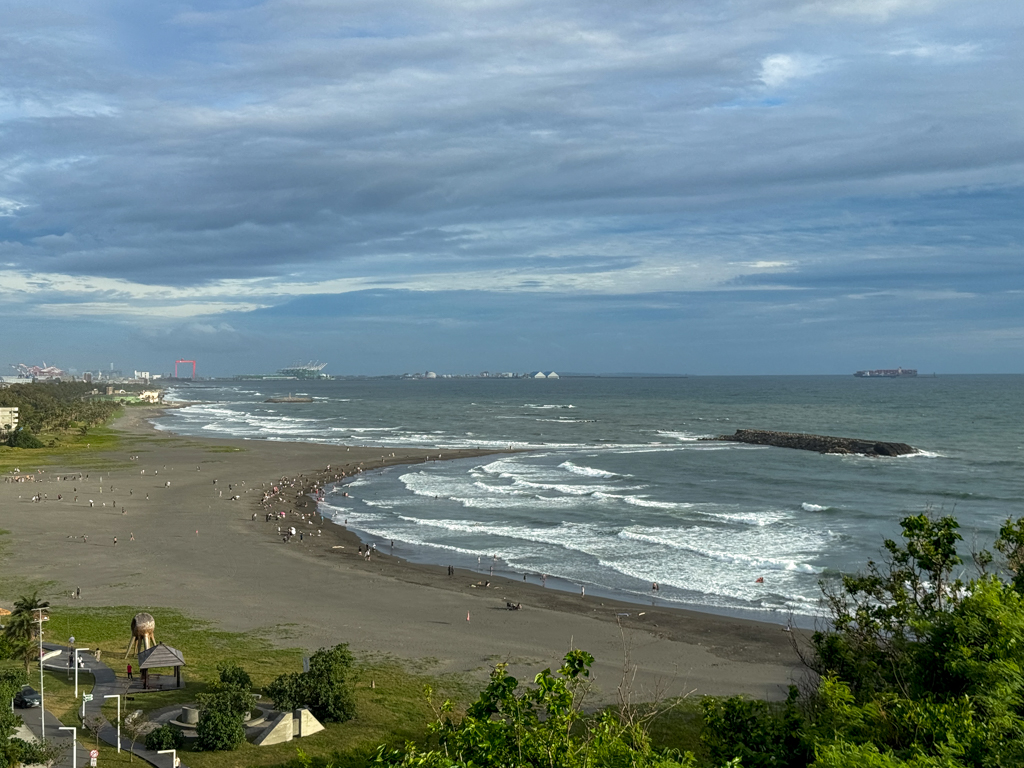 black sand beach qijin Kaoshiung Taiwan _ laugh travel eat