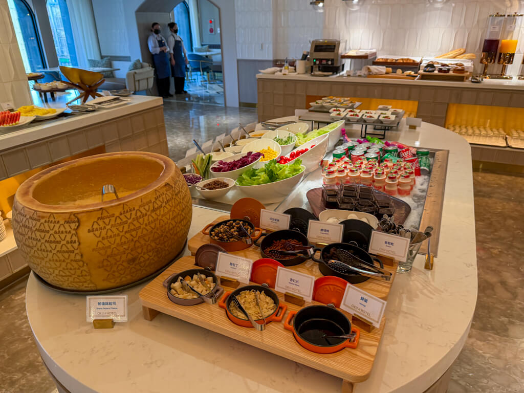 breakfast salad bar oku hotel taichung taiwan _ Laugh Travel Eat
