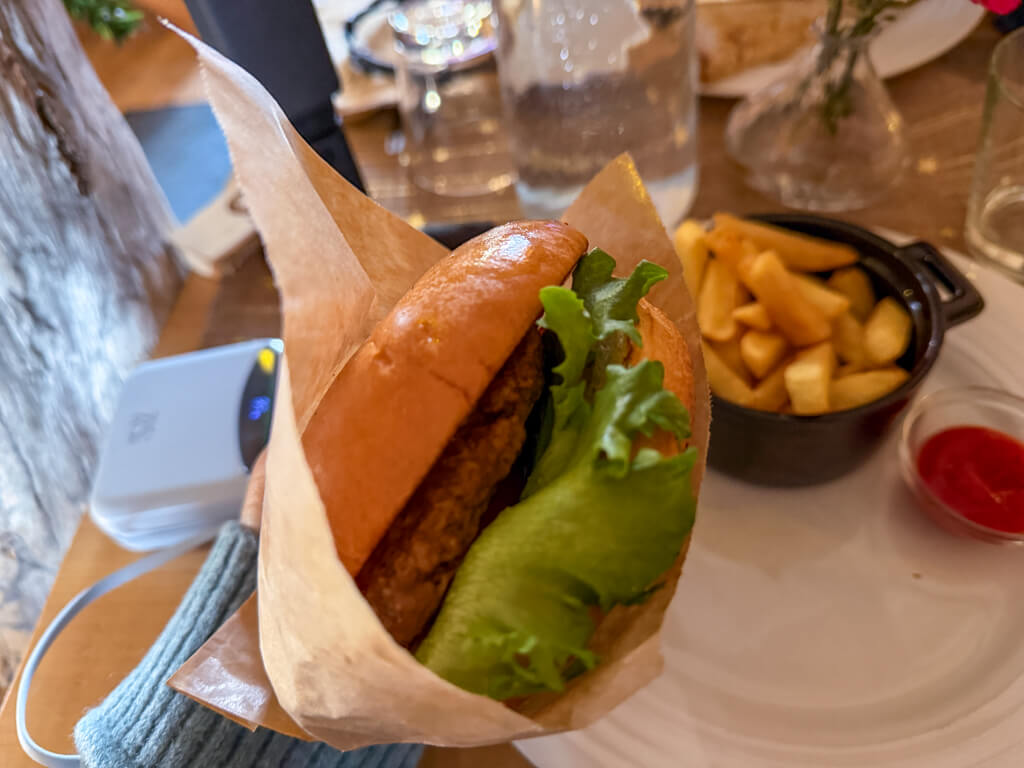 burger restaurant kotatieva winter park rovaniemi finland _ laugh travel eat